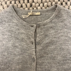 Grå stickad kofta från Gina Tricot - Mysig grå stickad kofta från Gina Tricot i storlek S. 