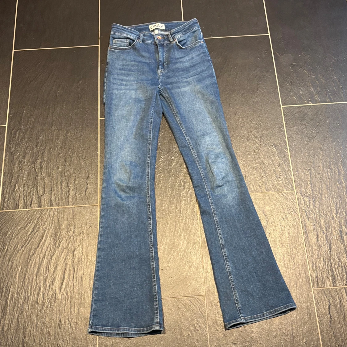 Blå bootcut jeans från ONLY, S/32