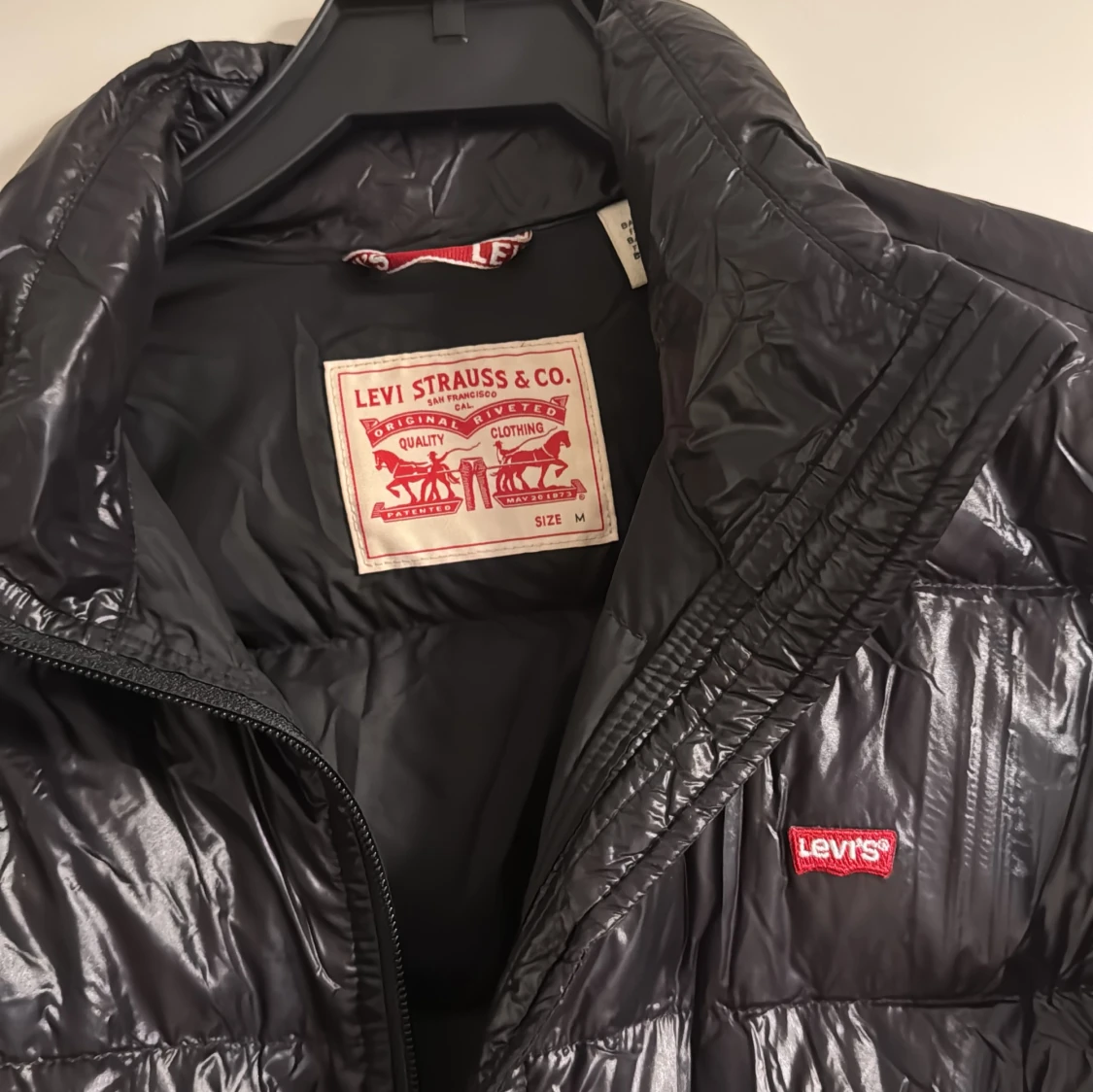 Svart dunjacka från Levi's, M - 2