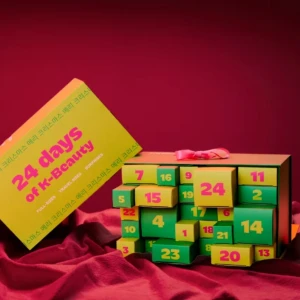 24 Days of K-Beauty Adventskalender - !OBS! Kolla inte sista bilden om du inte vill se innehållet i kalendern och ha det som en surprise! Upptäck en spännande adventskalender fylld med koreanska skönhetsprodukter. Denna kalender innehåller 24 överraskningar. Priset är 3449kr och har ett värde långt över kalenderns pris. Bakom de 24 luckorna väntar några av de mest hypade K-Beauty varumärkena just nu! Som: Anua, BoJ, Medicube, Eqqualberry, Celimax, Some By Me, Biodance och många fler!  Helt ny!