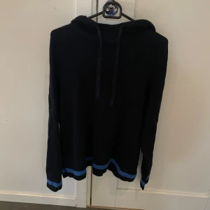 Svart stickad hoodie från marc o polo - Svart stickad hoodie från Marc o polo i storlek M. Hör av dig vid funderingar!