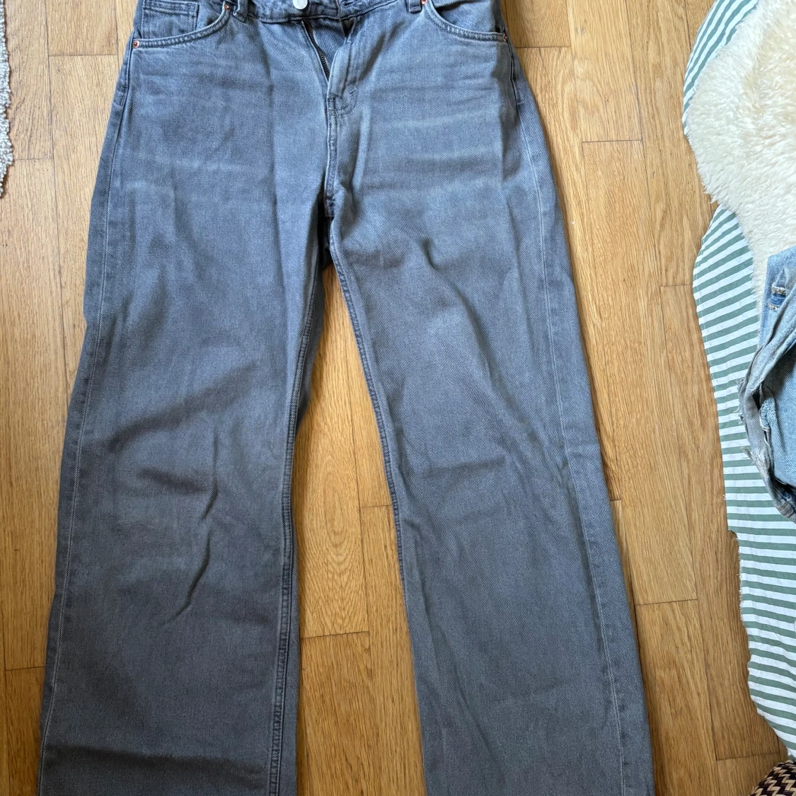 Grå jeansbyxor från Monki, raka - 1