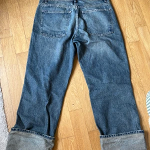 Zara jeans  - Mörkblå. Stolek 42 men sitter som 38. Kanterna går att vika ner
