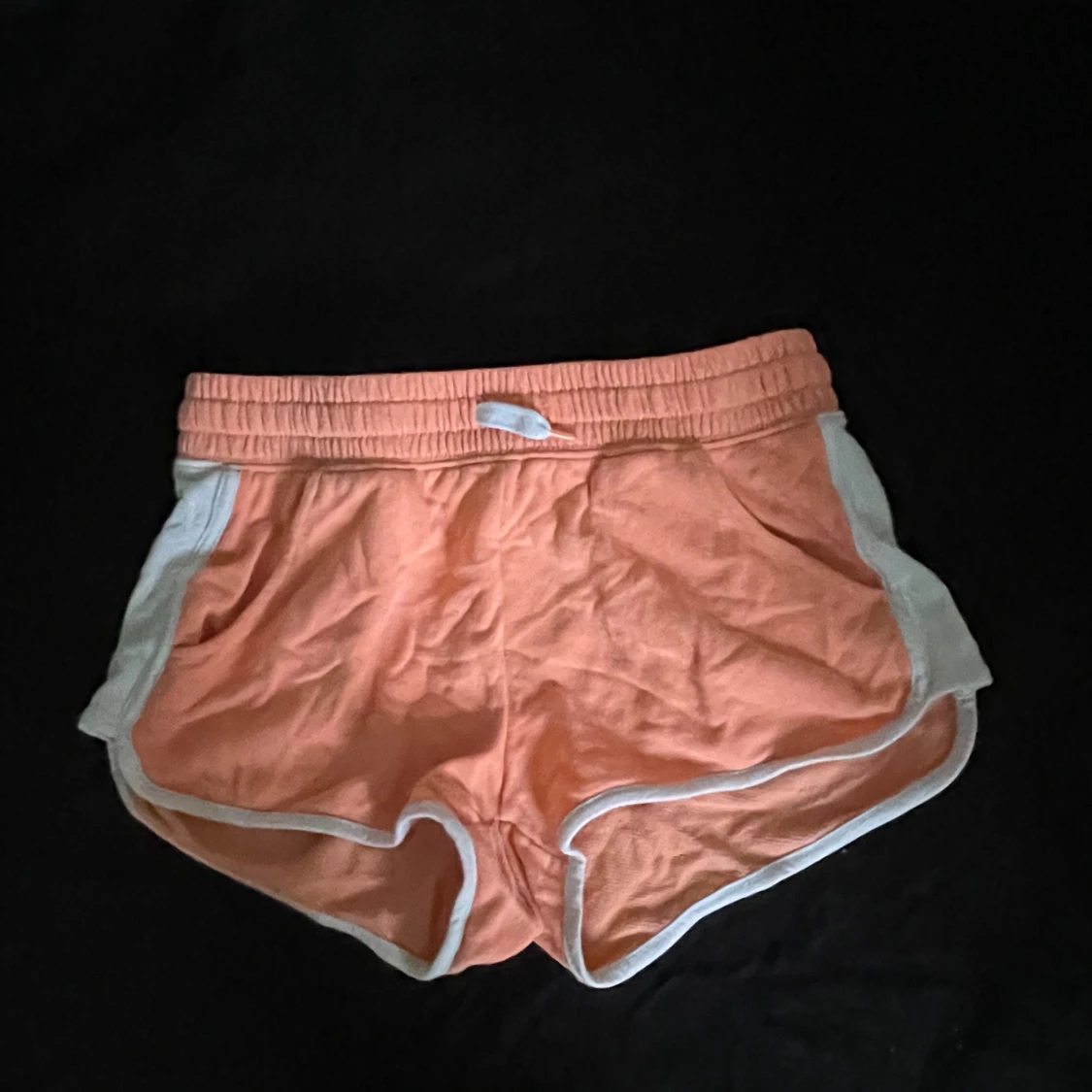 Persikofärgade shorts från H&M