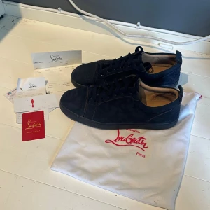 Blå sneakers  - Blå sneakers i mocka med textil på hälen. Perfekt till allt och ger en still ren outfit. 