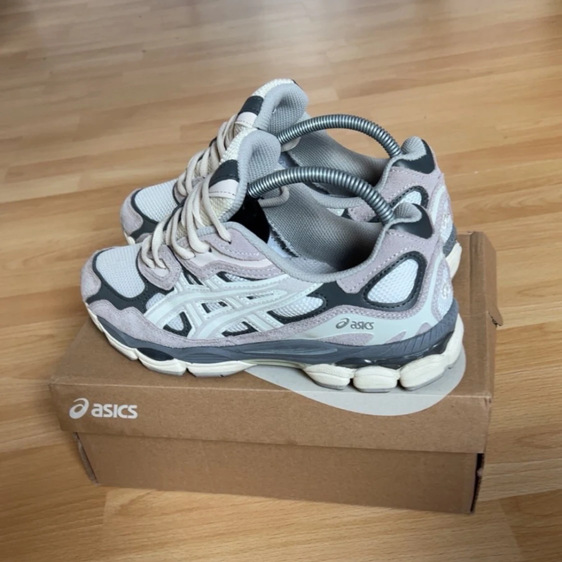 Asics sneakers i grått och vitt - 1