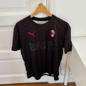 AC Milan Fotbollströja - Fint skick! Storlek: S
