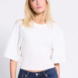 Vit topp från 157 - Säljer en vit topp från 157 med rund halsringning och vida korta ärmar. Toppen är i mjuk bomull och har en enkel, clean