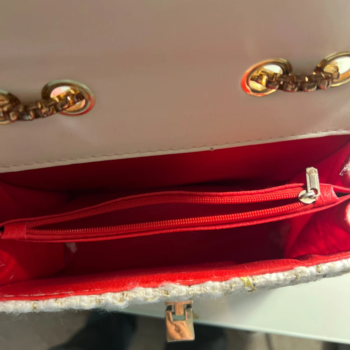 Guldig axelväska i tweed med kedja - 4