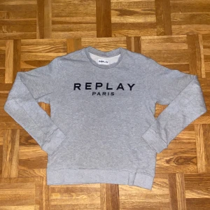 Replay tröja grå - Fett grå tröja från replay, är i XS men har ganska långa armar.