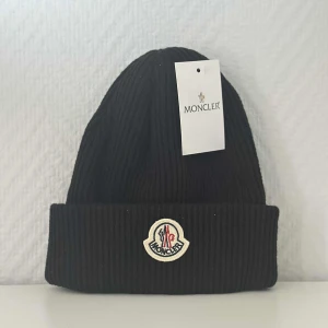 Mössa - En helt ny mössa som aldrig är använd, därför är skicket 10/10. Mössan är ONE SIZE alltså att den passar de flesta. Självklart går priset att diskuteras och om du har några frågor eller om du vill ha bild på något mer så är det bara att skriva. 