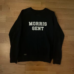 Morris sweatshirt Marinblå - Fin Morris sweatshirt i storlek M, mycket bra skick. Skriv för fler bilder eller frågor 🙏🏼🙏🏼