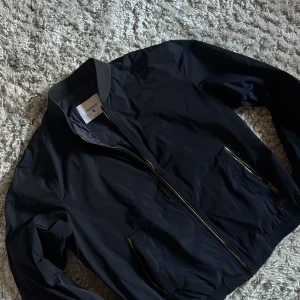 Dondup Jacka - Säljer denna riktigt snygga marinblå jackan från dondup. Den är i bra skick utan defekter och är i storlek 52. Bara att skriva över frågor och funderingar.