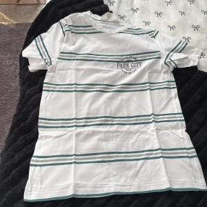 5 st t-shirt  - Liten hög med t-shirt 