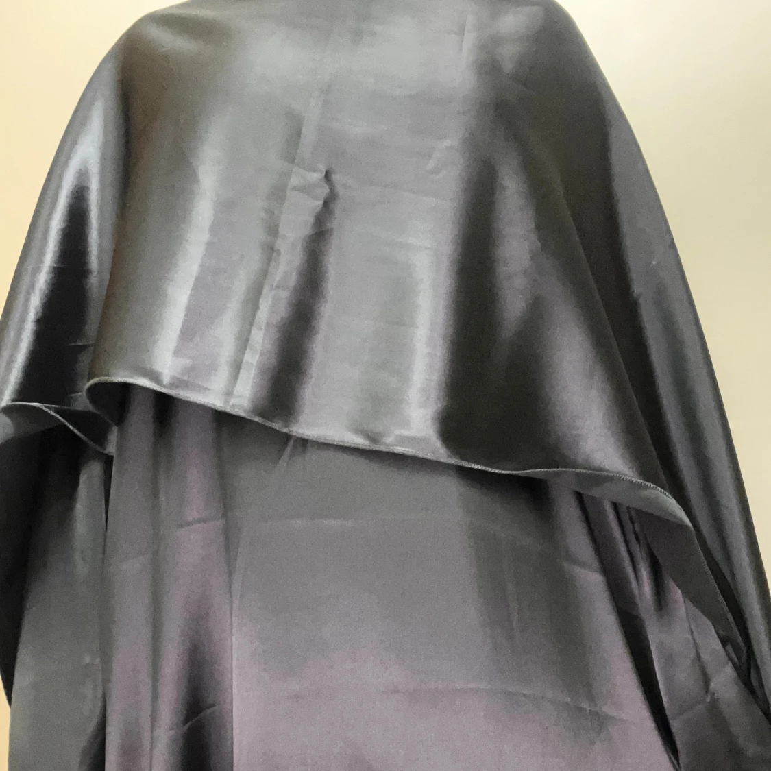 Grå/mörkblå färgad långklänning i satinlook - 2