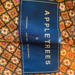 Weekend pants Lake Como från Appletrees S - Unika byxor från Appletrees i 100% siden, tillverkade i Italien. Byxorna har ett färgstarkt geometriskt mönster i brunt, orange, rosa och vitt. De har resår i midjan och ett avslappnat snitt som ger en skön och lyxig känsla. Nypris 7995 kr. 