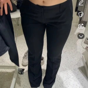 Svarta kostymbyxor med bootcut - Kostymbyxor från bikbok i modellen Vera, storlek 42💕 Liten i storlek skulle säga att de passar 38-40💕