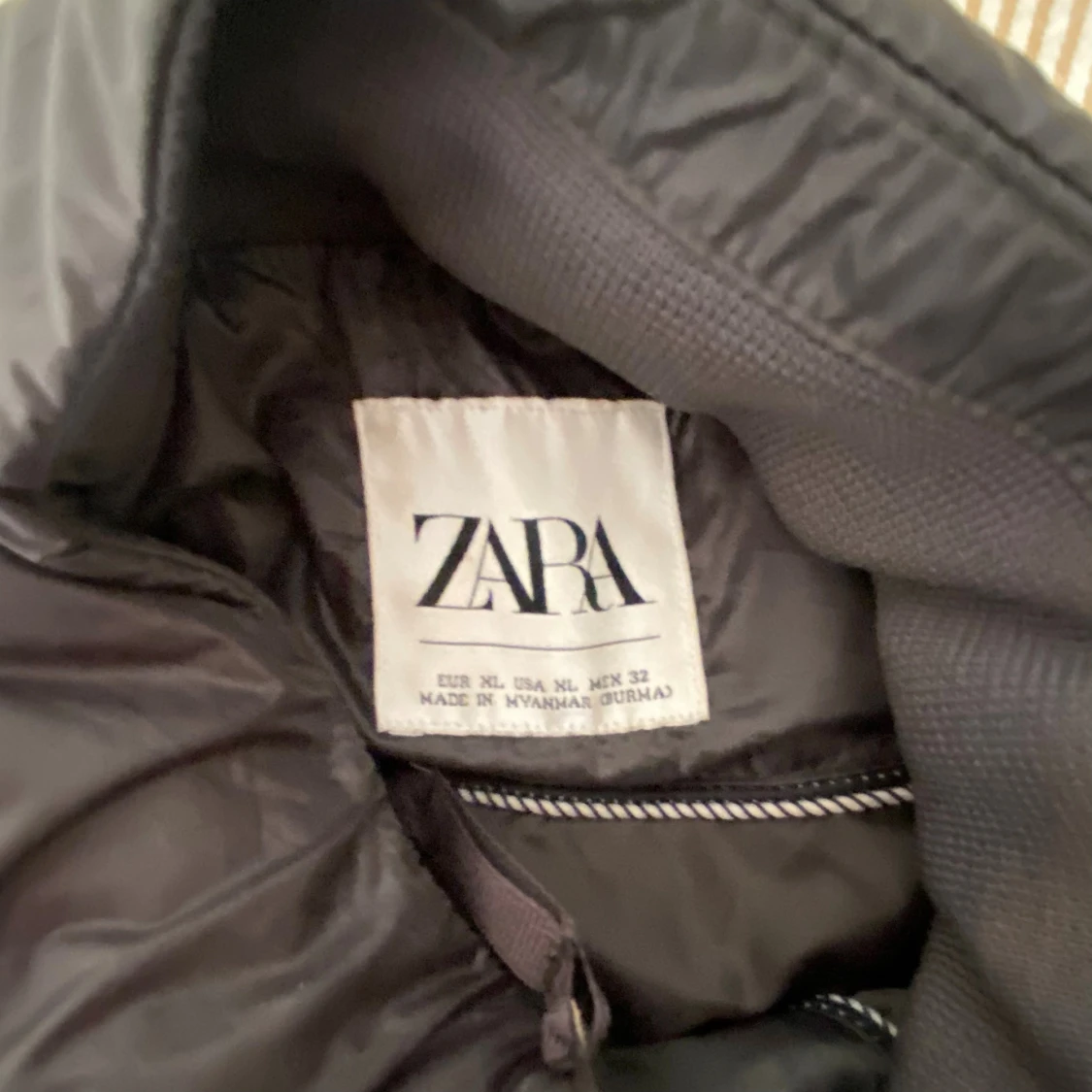 Svart quiltad pufferjacka från Zara - 2