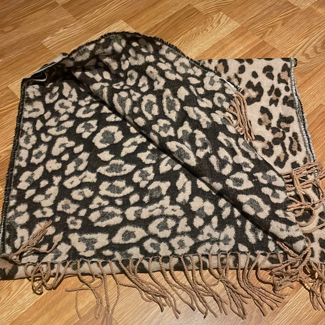 Leopardmönstrad beige halsduk med fransar - 1