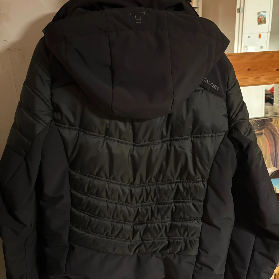 Svart pufferjacka från Tenson med huva - 4