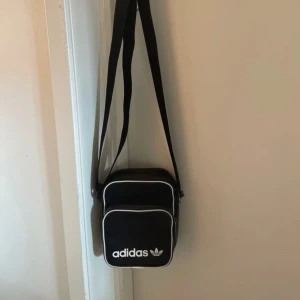 adidas väska - gammal väska som inte kommer till användning, syns att den är använd finns vissa defekter men ser i helhet mycket bra ut