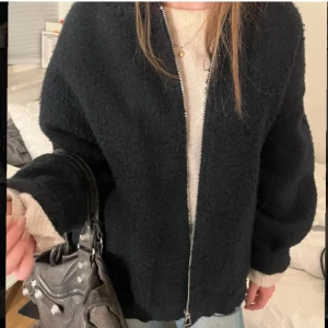 Marinblå jacka från Zara - Mysig blå teddyjacka från Zara i storlek s/m helt slutsåld! 