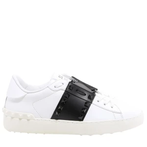 Valentino Garavani Rockstud sneakers - Snygga vita sneakers från Valentino Garavani med svart band och ikoniska nitar. Skorna har en chunky vit sula och är tillverkade i skinn. Perfekta för dig som vill sticka ut med en lyxig och edgy stil.