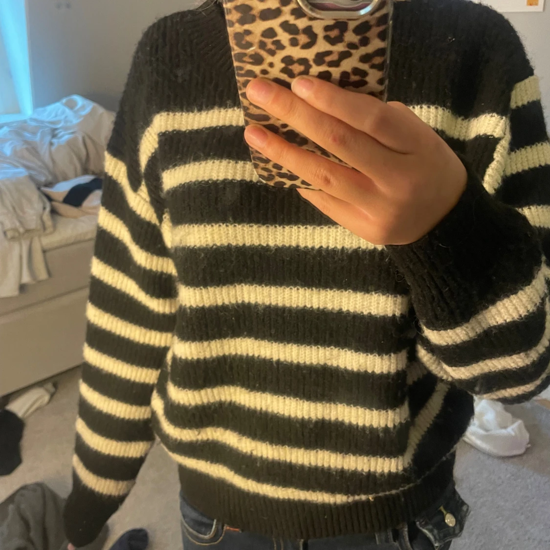 Svartvit randig stickad tröja - 1