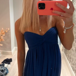 Blå långklänning - Jätte vacker kläning, som inte kommit till andhämtning. Storlek 34/ S. Aldrig använd