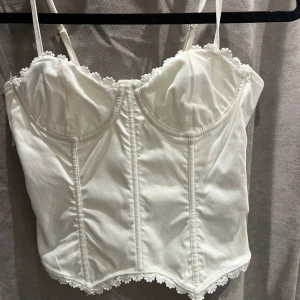 Vit korsett topp med spets - Ass snygg, använd en gång. 