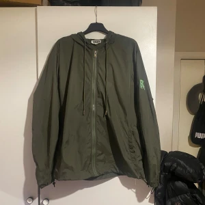 Risky Windbreaker - Säljer en vindjacka från märket Risky då den ligger bara och samlar damm. Den är använd endast 2 gånger och har inga skador eller så. De står XL på storlekslappen men jackorna är små i storlek så den passar dig som har L. Om du är intresserad eller har frågor så är det bara att höra av dig🤝