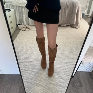 Bruna mockastövlar med tofsdetalj - Knähöga stövlar från Zara, supersnygga till hösten 🍁! Dem kommer tyvärr inte till användning därav säljer jag dem, storlek 36/37. Kontakta mig vid frågor eller fler bilder😇🤍
