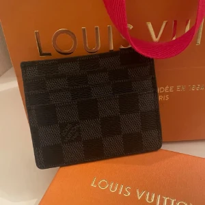 Korthållare  - Skön Korthållare från L/V där du får plats med kort och även kontanter. Endast Korthållaren följer med. Priset går att diskuteras, skriv gärna om du har några frågor.