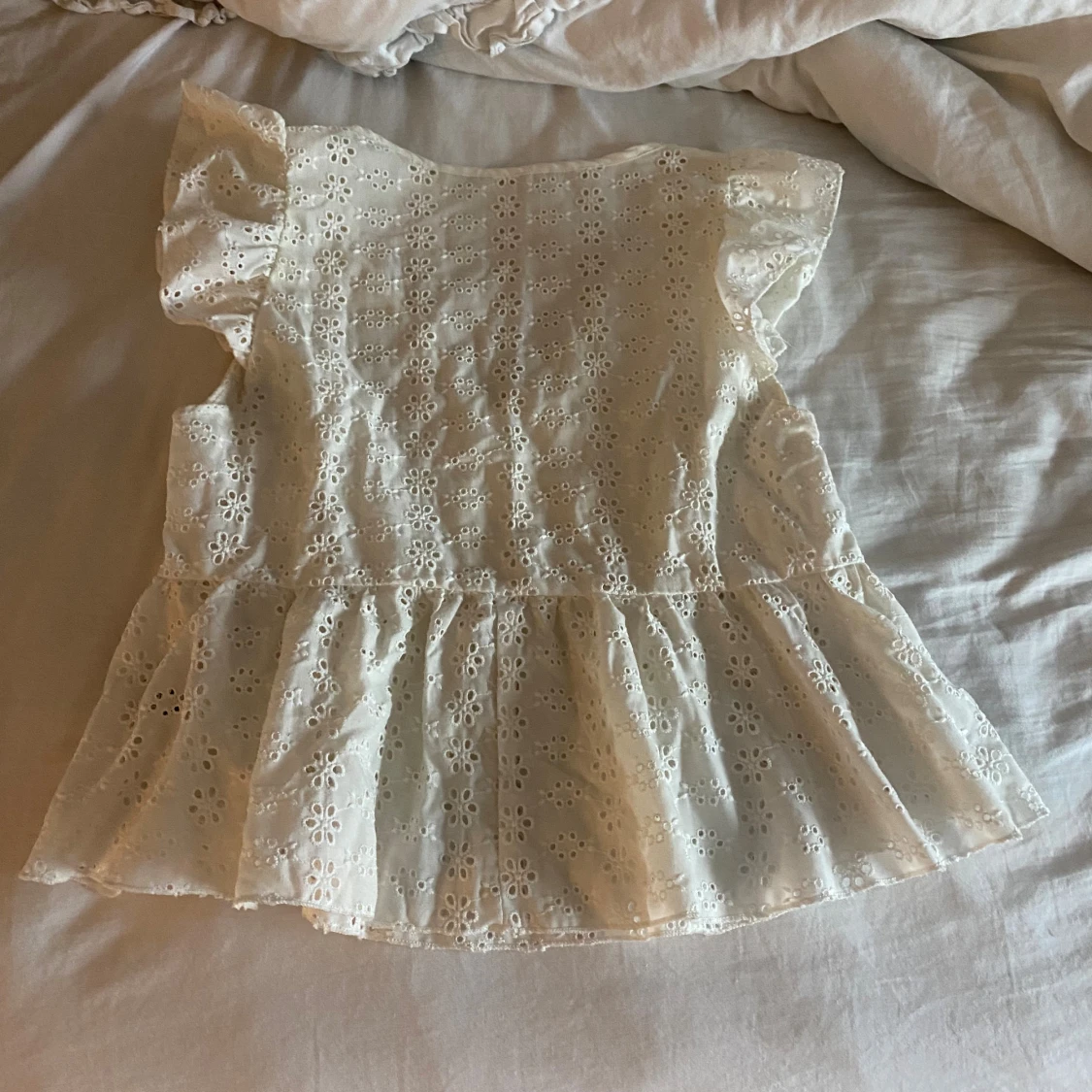 Vit blus med volang och broderade blommor - 1