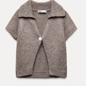 Beige stickad kofta från Zara - Kortärmad stickad kofta från Zara! Lånade bilder. Endast testad, perfekt till hösten ❤️