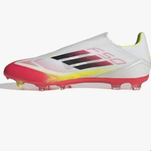 Adidas F50 fotbollsskor vit/röd - Säljer ett par Adidas F50 fotbollsskor i vitt med röda och gula detaljer samt svarta ränder på sidan. Skorna har låg profil, platt sula med dobbar och är tillverkade i syntetmaterial för bästa grepp och lätt känsla på planen. Storlek 42