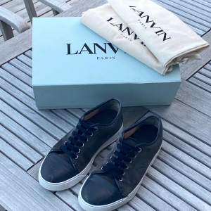 Lanvin - Tja! Säljer ett par väldig schyssta lanvins!    📊färger, denna skon består av den lite mer gröna nyansen med lite mörkblå i! Mörkblå tå och sko snören!  📏 storlek: storleken är UK 6 mellan 40-42 ungefär  ♻️skick, dessa har använts innan och har en defekt på vänsterskon vid tårna, sko listen. Men inlämnade för bara 2 veckor sen och ej använt sen dess.  🧵Matrial: läder, gummi (sulan), mocka  Säljer för de blivit för e sugen på nya par  Var ej rädd för att höra av dig om frågor eller prisförslag! MV
