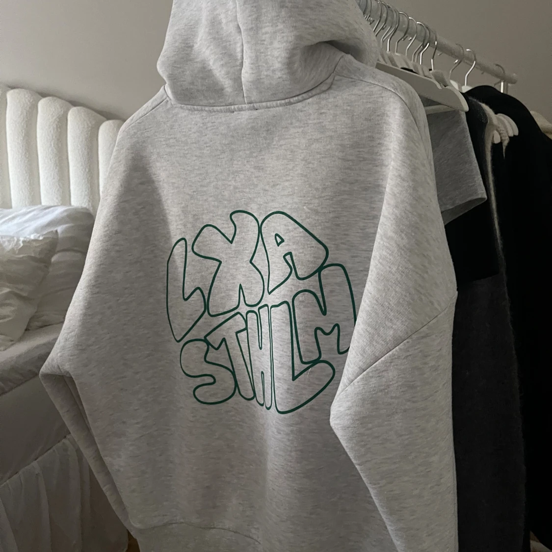 Grå hoodie från LXA STHLM - 2