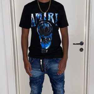 Amiri t shirt strl M - Helt ny. Fin replika med grym kvalitet. Modellen är 175cm väger 67kg. Pris: 899kr. Först till kvarn som gäller.