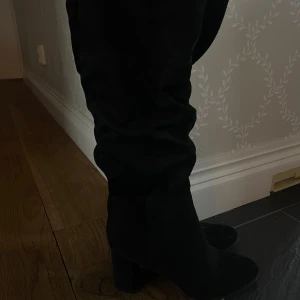 Svarta mockastövlar med klack - svarta stövlar i mocka med hög skaft och stadig klack. Aldrig använda. Strl:40 