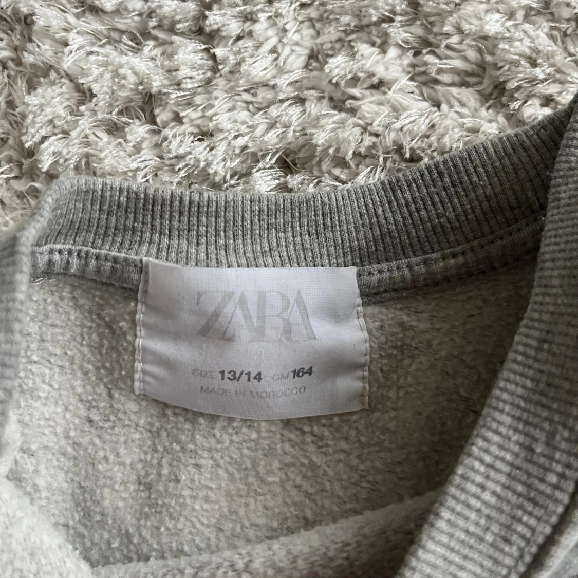 Grå sweatshirt från Zara med tryck - 1