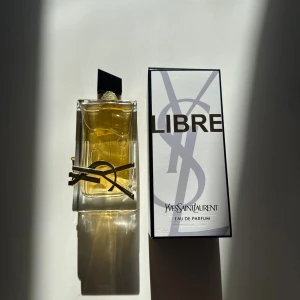 YSL Libre Eau de Parfum 90ml - YSL Libre Eau de Parfum i en snygg 90 ml flaska. En ikonisk doft från ett av världens mest populära modehus. Tillverkad i Frankrike. Perfekt för dig som vill sticka ut med stil och självförtroende. Parfymen är aldrig använd, priset går såklart o diskutera☺️🥰 (endast öppnat för bilder)