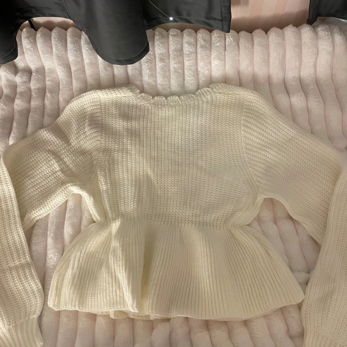 Vit stickad tröja med volangkant - 3