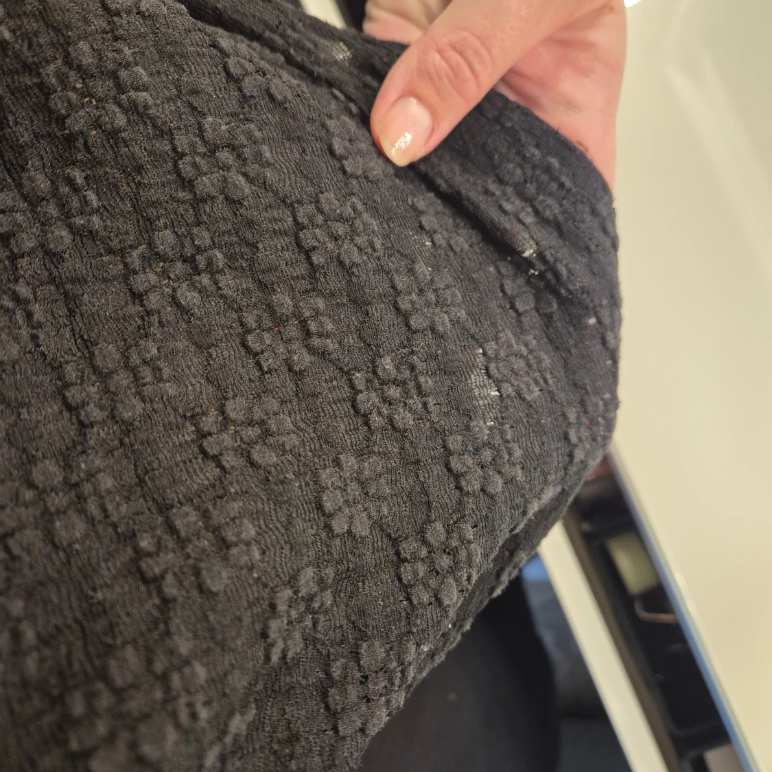 Svart blus med blommor - 1