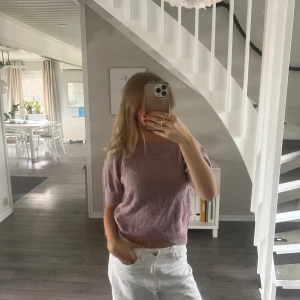 Lila/rosa kortärmad stickad tröja - Snygg och bekväm stickad tröja