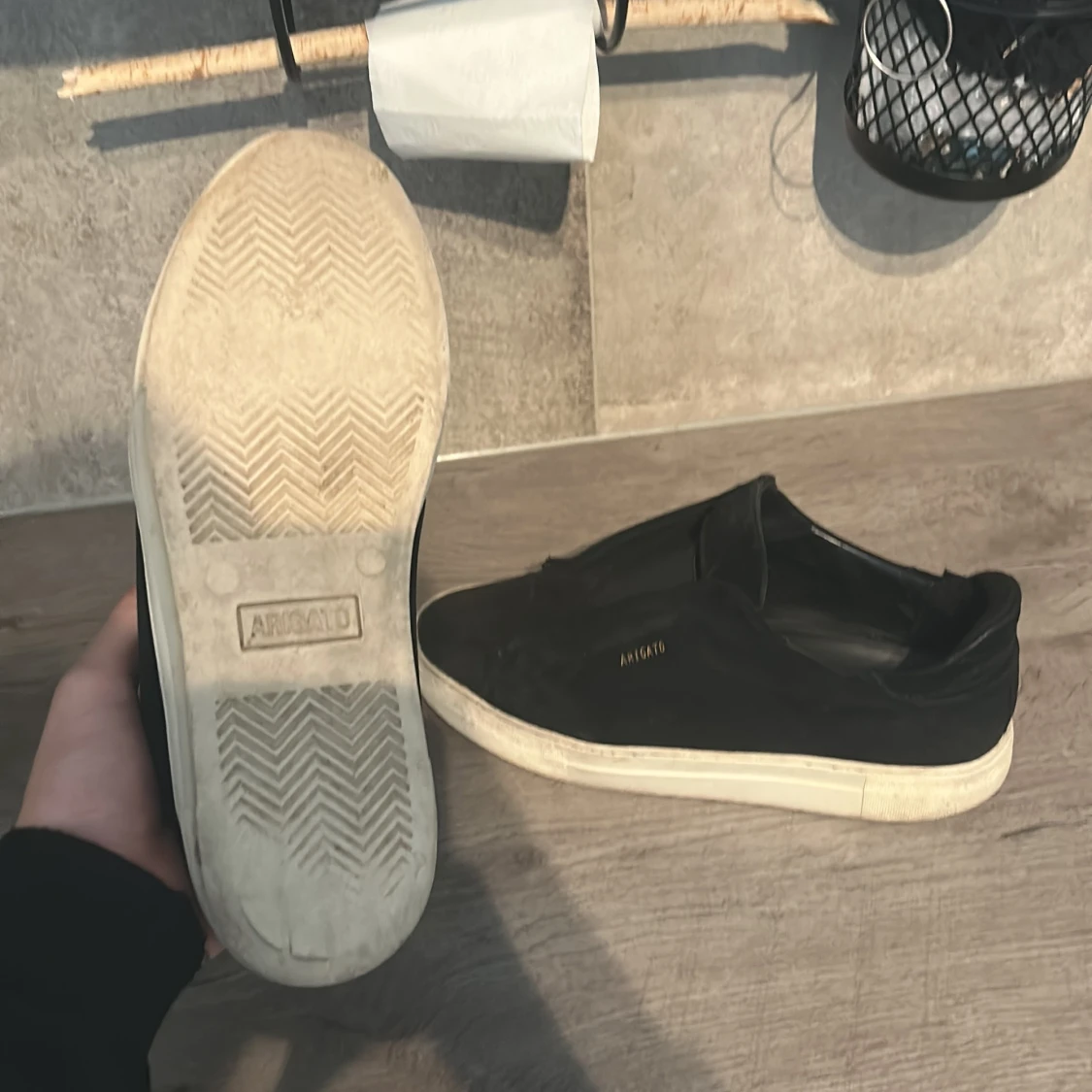 Svarta Arigato sneakers i mocka - 3