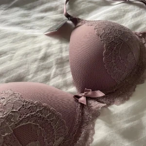 Hunkenmöller BH - Oanvänd bh från Hunkemöller. Med spets utan bygel. Lite osäker på vilken exakt färg det är. Storlek 75C. 