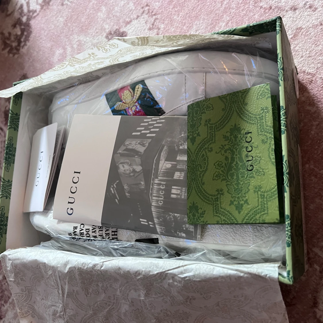 Gucci vita sneakers med bi-detalj - 4