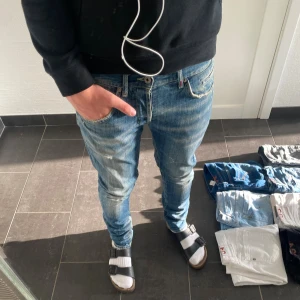 Dondup Jeans George - Dondup Jeans George! Trendigaste jeansen på marknaden. Skick = 9,5/10 Nypris = 4000 kr Säljs för = 1199 kr (Modellen har original slitningar från fabrik vilket är väldigt eftertraktat och populärt)