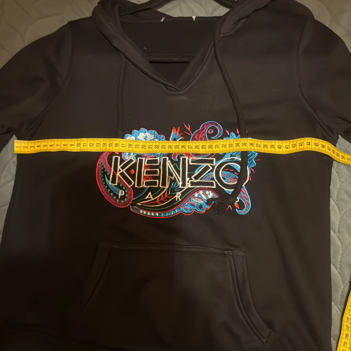 Svart hoodie med brodyr - 4